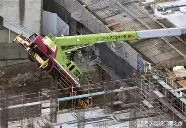 吊梁翻车事故:一台后翻,一台转盘撕裂,现场惊心动魄!