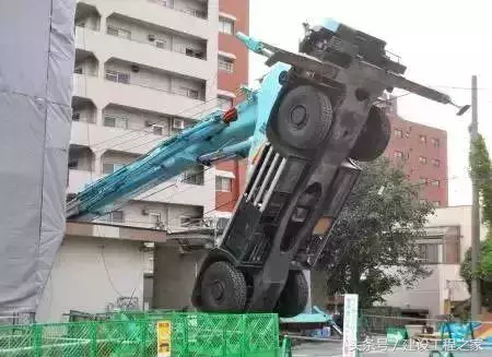 吊梁翻车事故:一台后翻,一台转盘撕裂,现场惊心动魄!