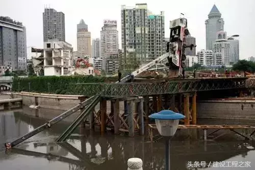 吊梁翻车事故:一台后翻,一台转盘撕裂,现场惊心动魄!