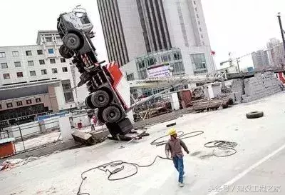 吊梁翻车事故:一台后翻,一台转盘撕裂,现场惊心动魄!
