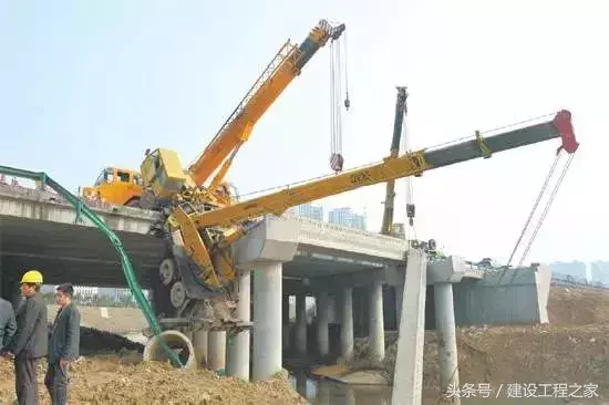 吊梁翻车事故:一台后翻,一台转盘撕裂,现场惊心动魄!