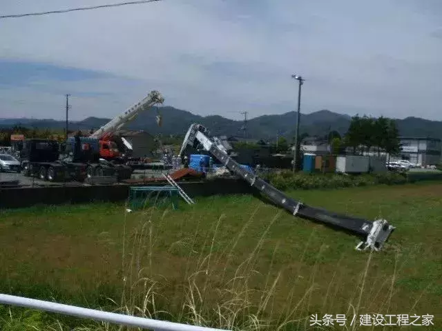吊梁翻车事故:一台后翻,一台转盘撕裂,现场惊心动魄!