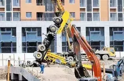吊梁翻车事故:一台后翻,一台转盘撕裂,现场惊心动魄!