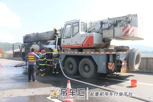 三明：工程吊车突然发生自燃 车身烧成空壳