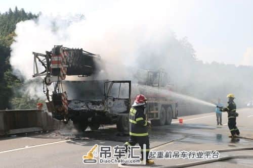 三明:工程吊车突然发生自燃 车身烧成空壳