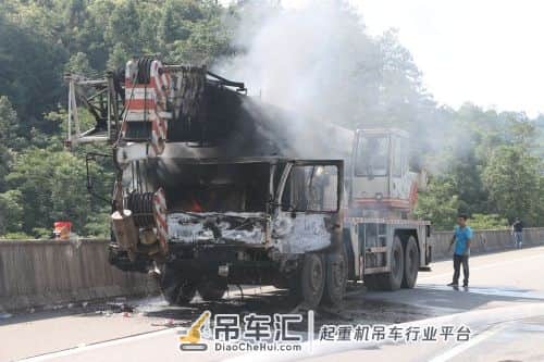 三明:工程吊车突然发生自燃 车身烧成空壳