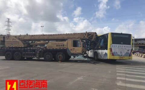 海口一公交车与吊车相撞，一乘客不幸当场身亡，另有8人送医！