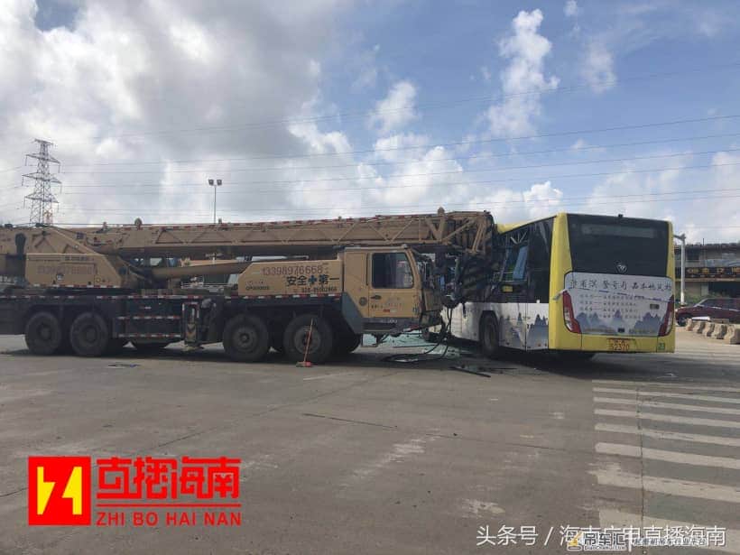 海口一公交车与吊车相撞,一乘客不幸当场身亡,另有8人送医!