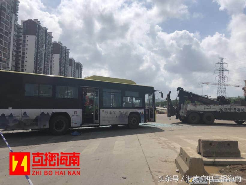 海口一公交车与吊车相撞,一乘客不幸当场身亡,另有8人送医!