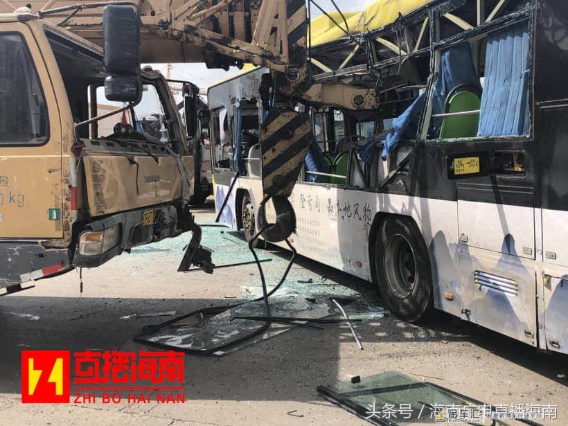 海口一公交车与吊车相撞,一乘客不幸当场身亡,另有8人送医!