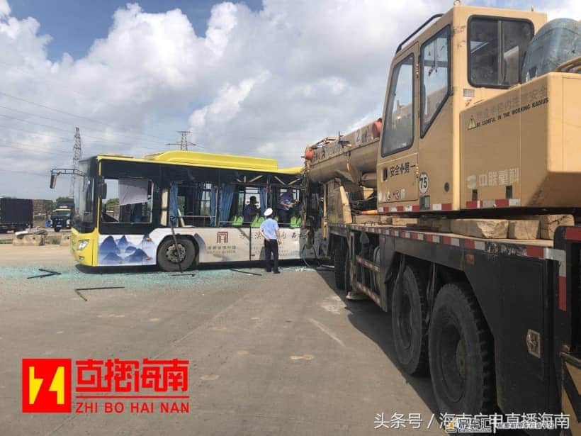 海口一公交车与吊车相撞,一乘客不幸当场身亡,另有8人送医!