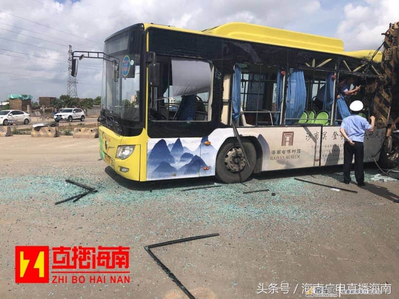 海口一公交车与吊车相撞,一乘客不幸当场身亡,另有8人送医!