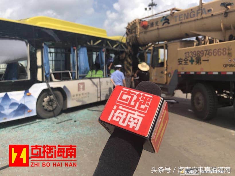 海口一公交车与吊车相撞,一乘客不幸当场身亡,另有8人送医!