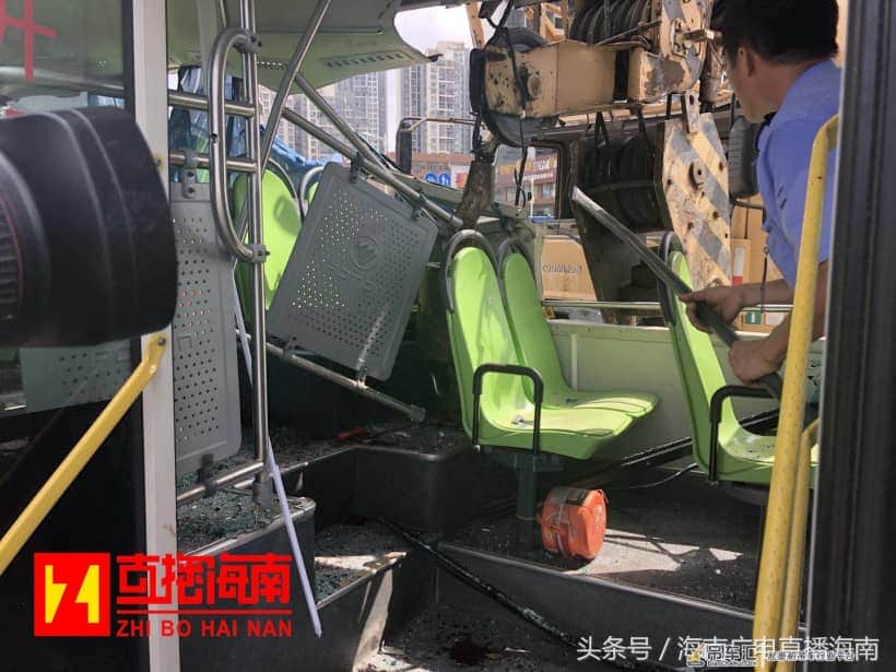 海口一公交车与吊车相撞,一乘客不幸当场身亡,另有8人送医!