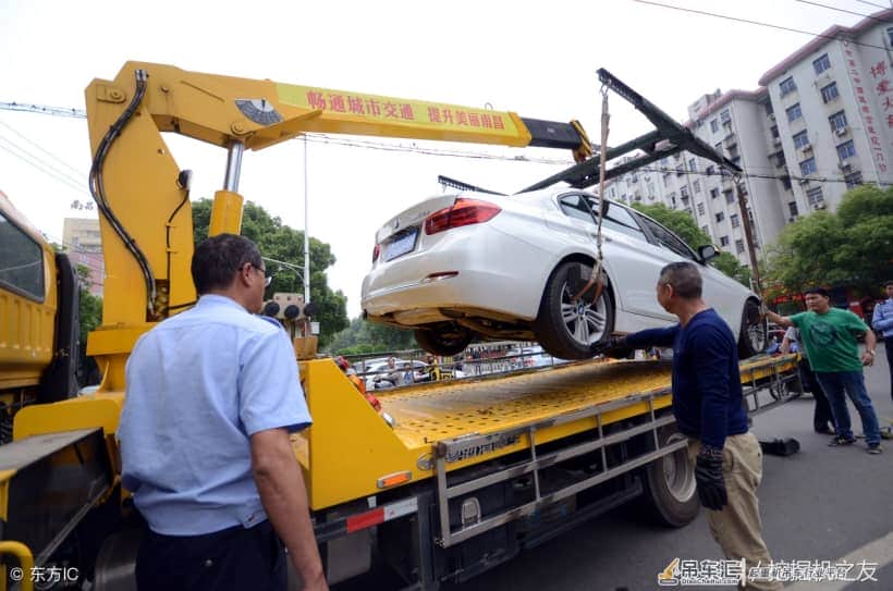 你还敢乱停车吗?起重机直接把你的车吊到交警队!罚单已经弱爆了