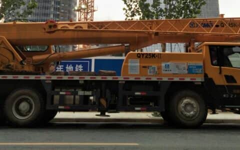 武汉地铁施工，全靠这种吊车