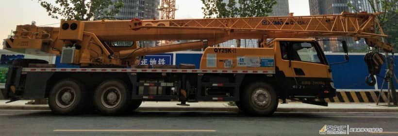 武汉地铁施工，全靠这种吊车