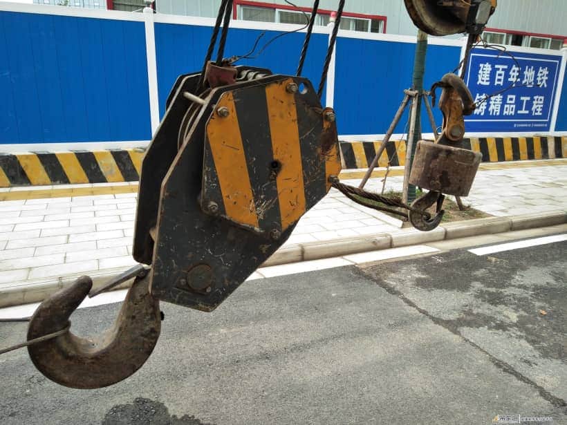 武汉地铁施工，全靠这种吊车