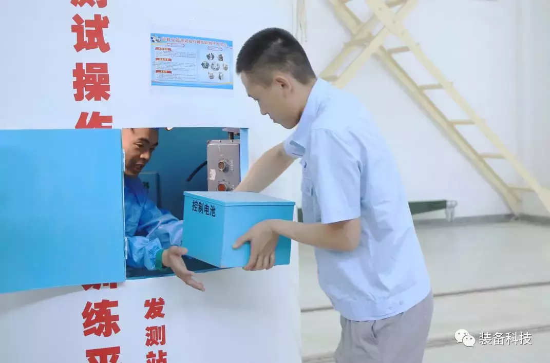 大开眼界!10多吨的火箭吊装车拿来倒可乐……