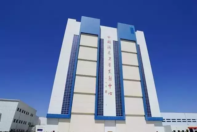 大开眼界!10多吨的火箭吊装车拿来倒可乐……