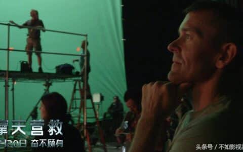 《摩天营救》曝巨石强森特辑 在巨型起重机上狂奔