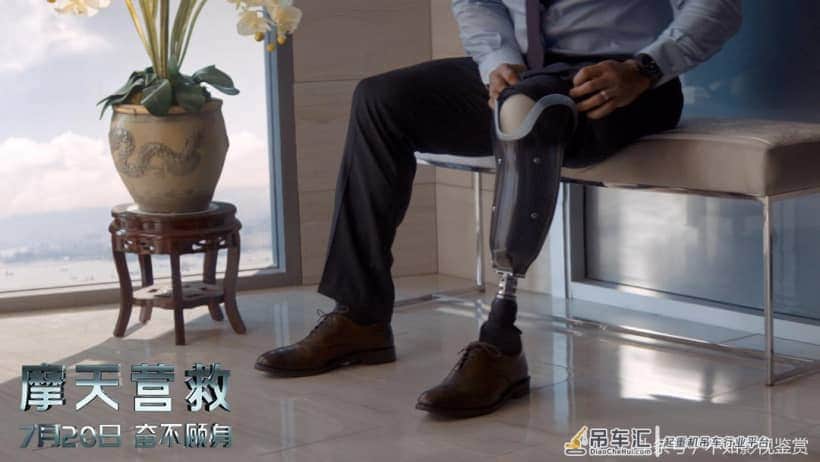 《摩天营救》曝巨石强森特辑 在巨型起重机上狂奔