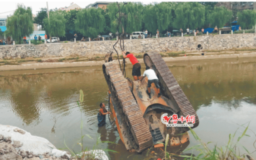 挖掘机作业时掉河 重型吊车“出手搭救”