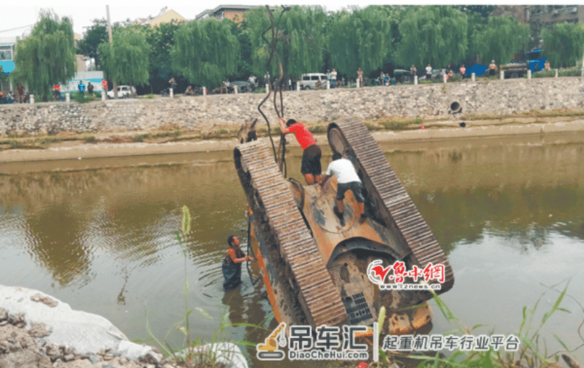 挖掘机作业时掉河 重型吊车“出手搭救”