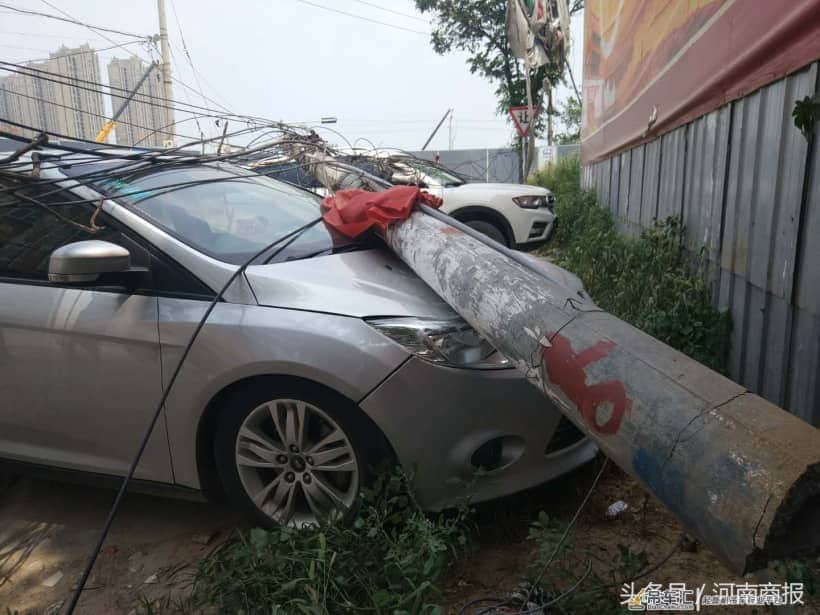 一吊车郑州街头“横扫千军”，挂倒2根电线杆砸坏8辆车！现场狼藉