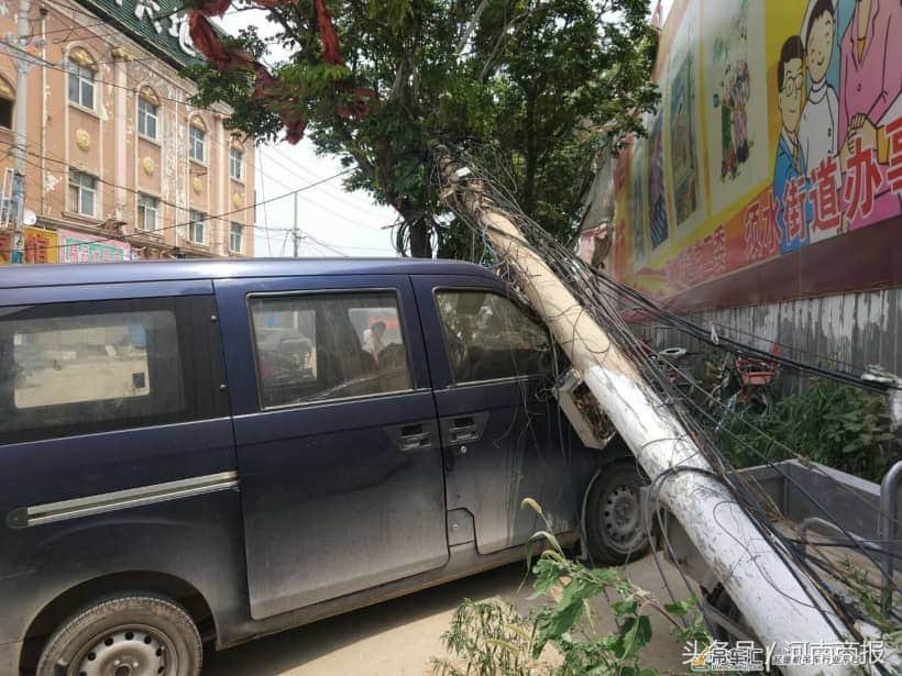 一吊车郑州街头“横扫千军”,挂倒2根电线杆砸坏8辆车!现场狼藉