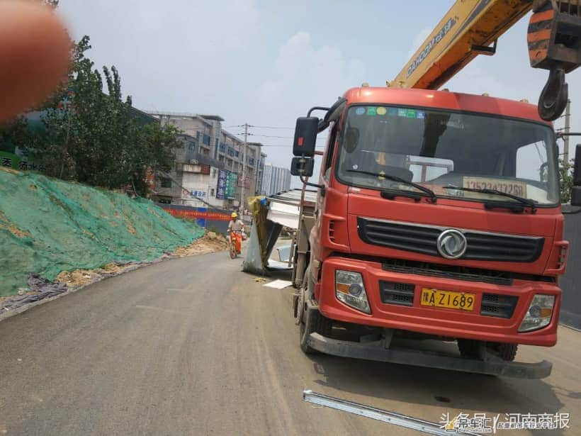 一吊车郑州街头“横扫千军”,挂倒2根电线杆砸坏8辆车!现场狼藉