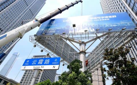 两台吊车起吊，18.7吨重“巨无霸”广告牌被拆除