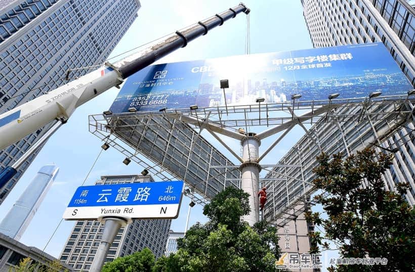 两台吊车起吊,18.7吨重“巨无霸”广告牌被拆除