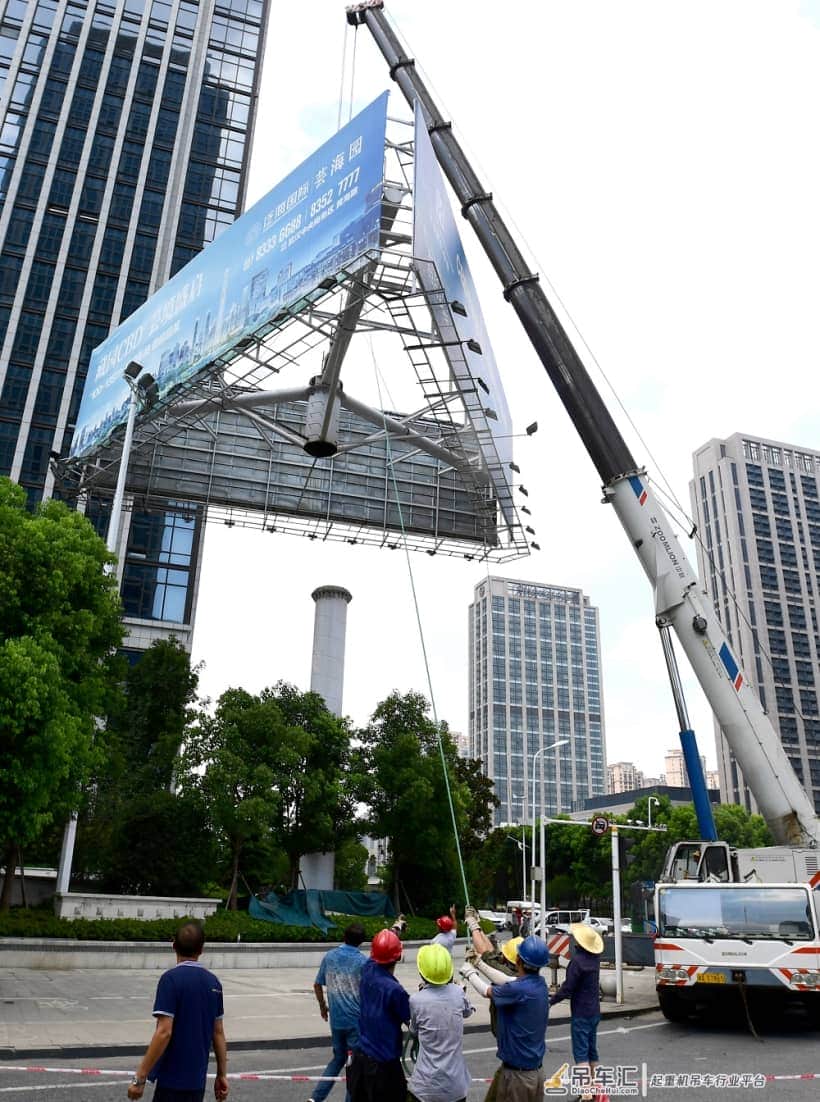 两台吊车起吊,18.7吨重“巨无霸”广告牌被拆除