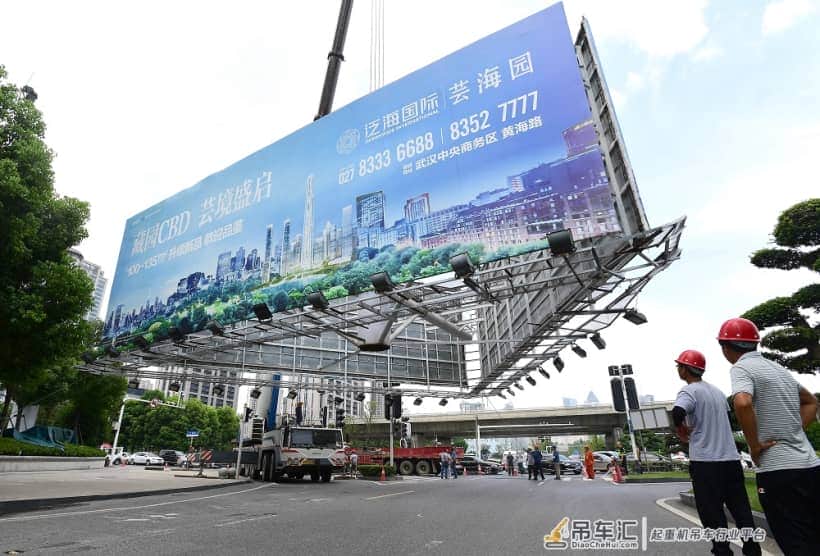 两台吊车起吊,18.7吨重“巨无霸”广告牌被拆除