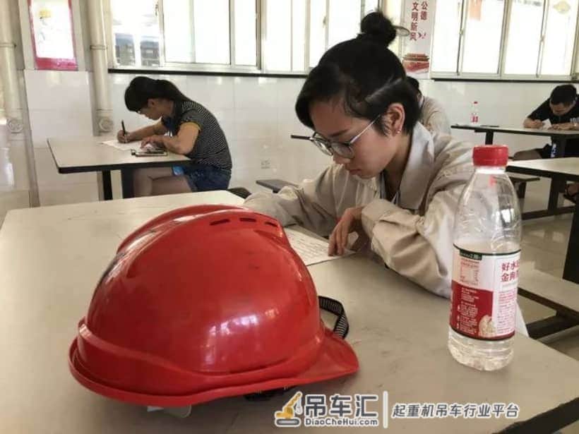 “我是高手”——马桥街道组队参加海宁市桥式起重机操作工技能比赛