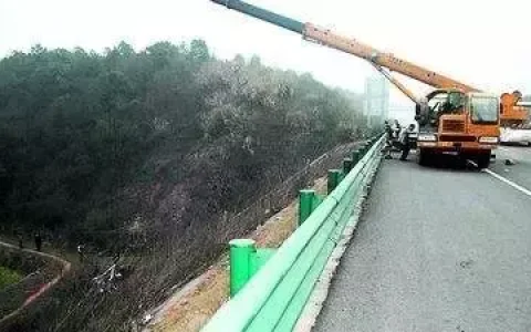 夸张！小车出车祸吊车来救援 竟被收了3800元 比标准高5倍
