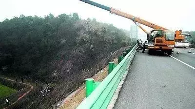 高速上吊车施救 收费比标准高五倍 无锡一公司被罚款5万