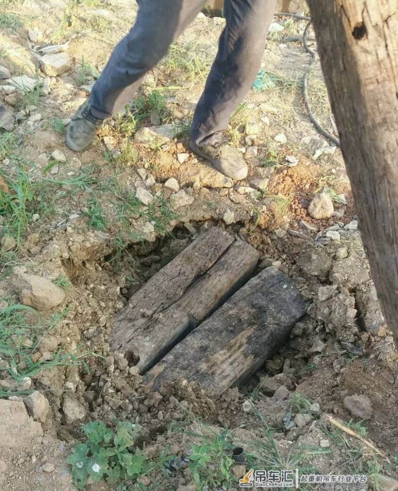 吊物重,地面松,枕木全下沉!这活干的……