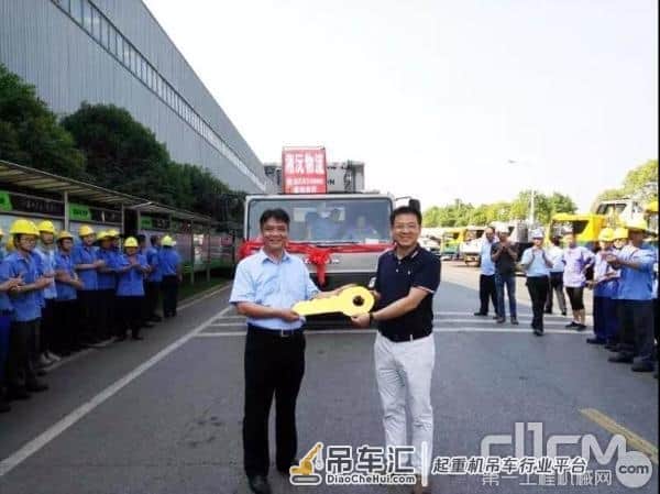 中联重科800吨全地面起重机顺利交付 驶向边疆建设大美中国