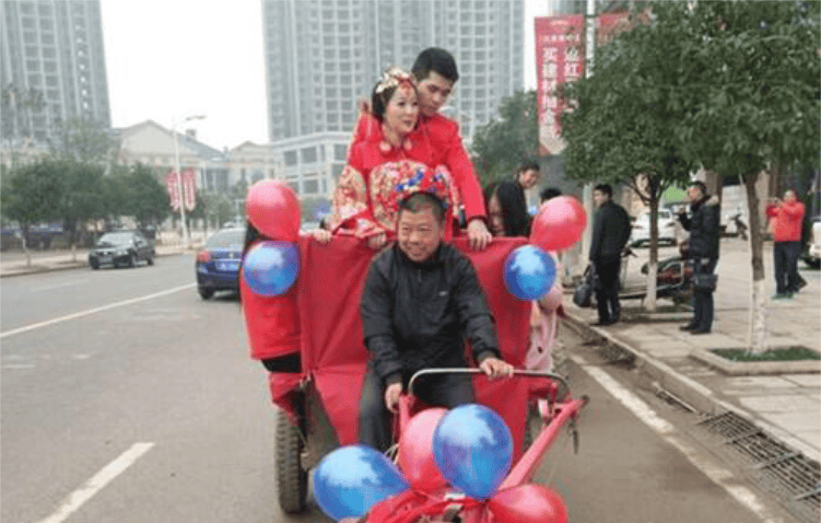 婚礼上“独特”的婚车,拖拉机,吊车齐上阵