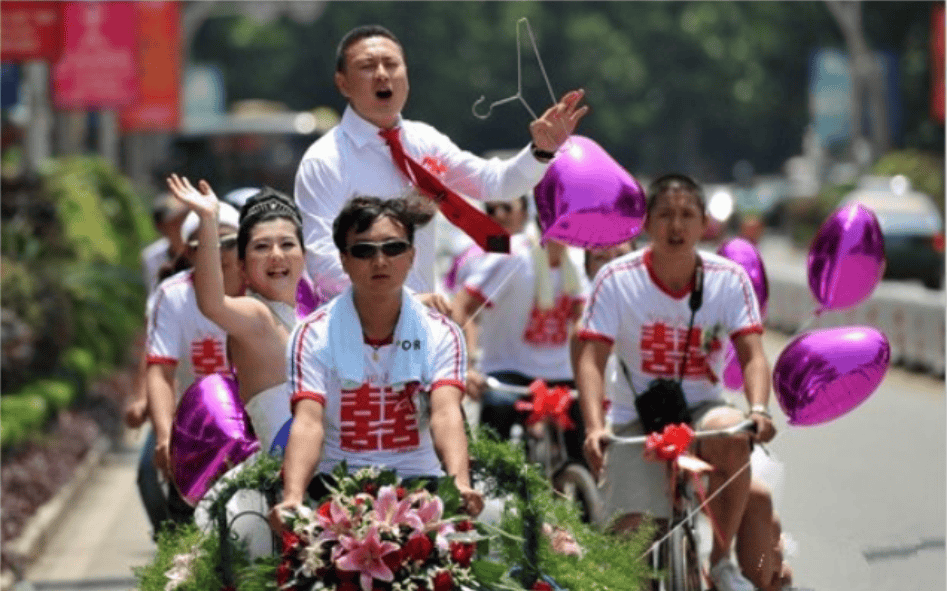 婚礼上“独特”的婚车,拖拉机,吊车齐上阵