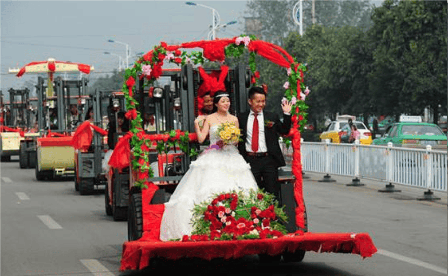 婚礼上“独特”的婚车,拖拉机,吊车齐上阵