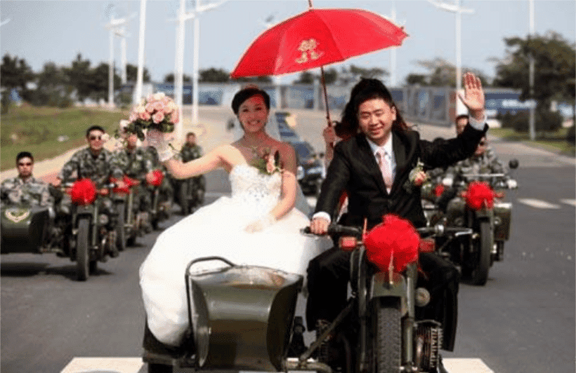 婚礼上“独特”的婚车,拖拉机,吊车齐上阵