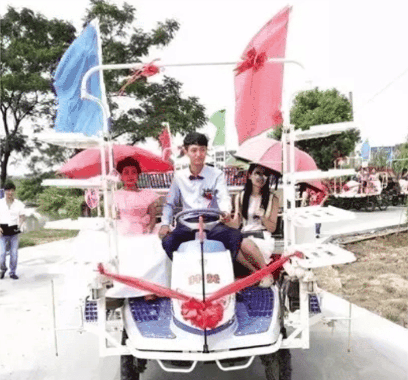 婚礼上“独特”的婚车,拖拉机,吊车齐上阵