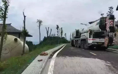 220吨吊车60吨配重作业，踩高跷啊！