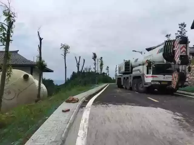 220吨吊车60吨配重作业，踩高跷啊！