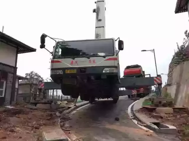 220吨吊车60吨配重作业,踩高跷啊!