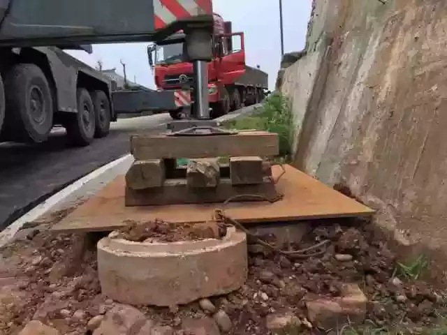 220吨吊车60吨配重作业,踩高跷啊!