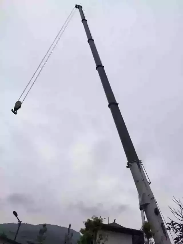 220吨吊车60吨配重作业,踩高跷啊!